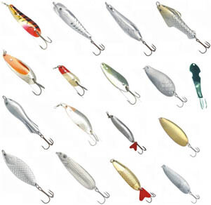 Зимой судака ловят на узкие и длинные (7 — 12 сантиметров) тяжелые вертикальные блёсны. Для ловли судака в декабре лучше подходят блёсны с несильно выраженной горизонтальной игрой и долго колеблющиеся в нижней части проводки.