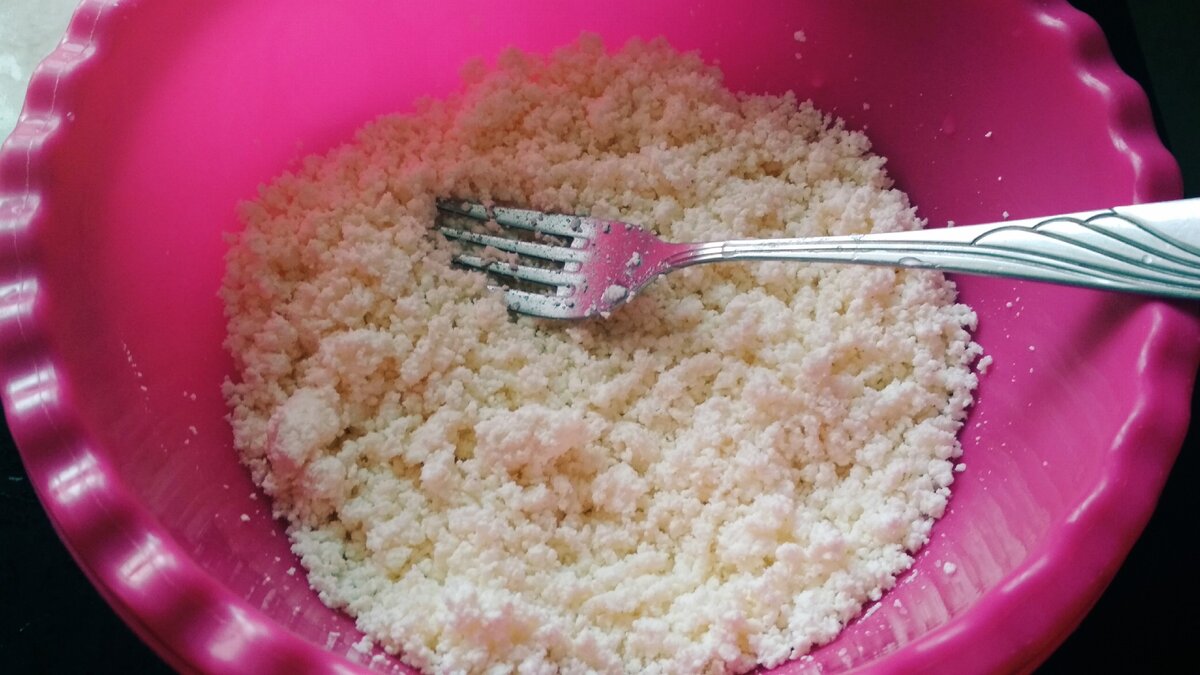 Творог смешиваем с сахаром.