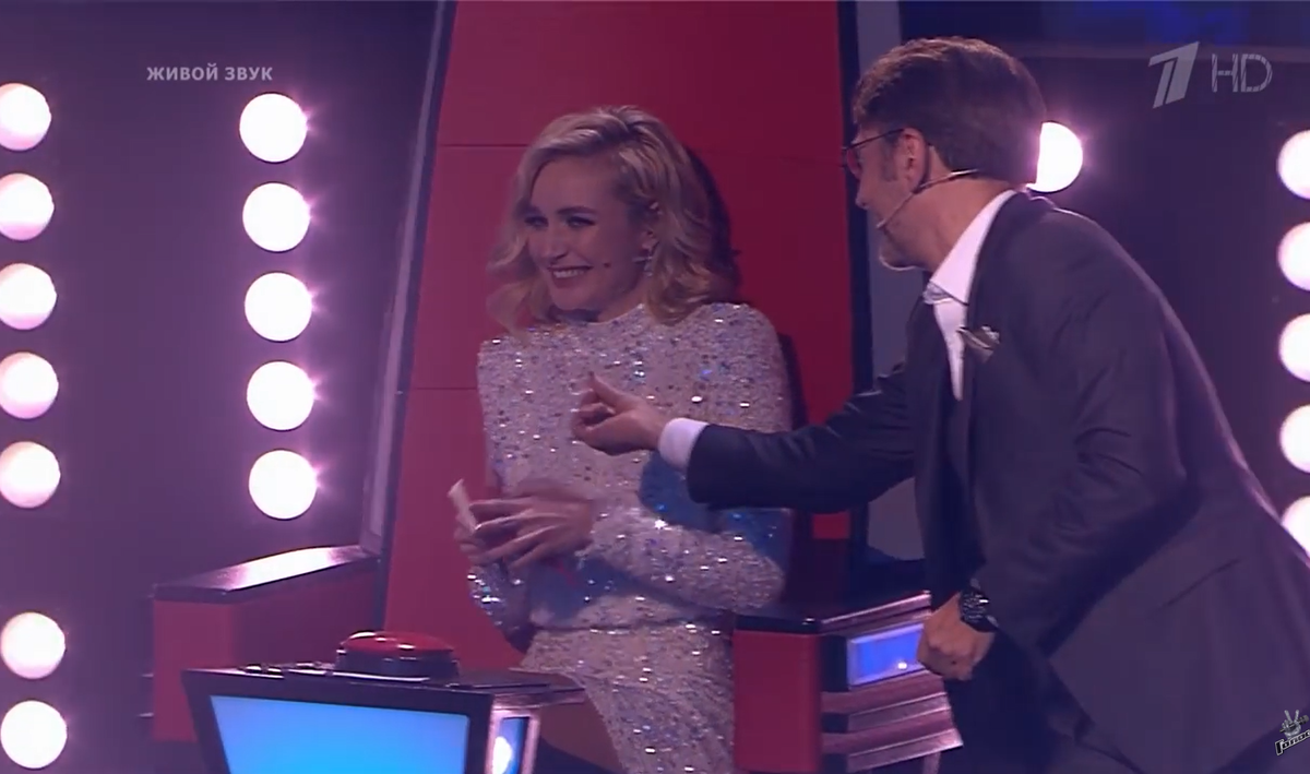 Сергей Шнуров угощает Полину Гагарину семечками