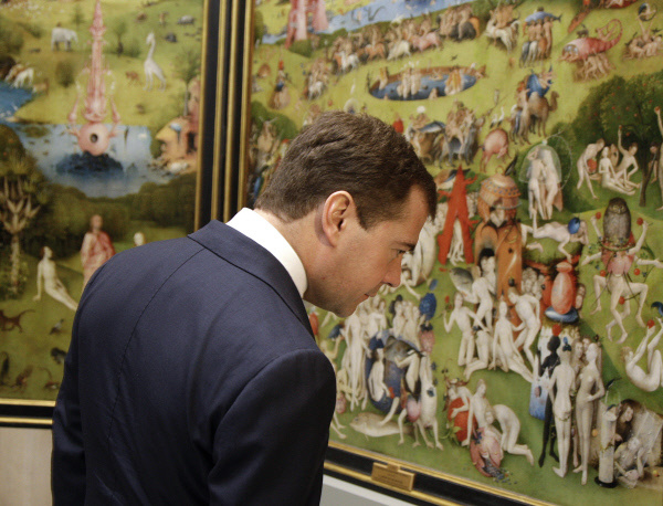 Д.А. Медведев что-то видит