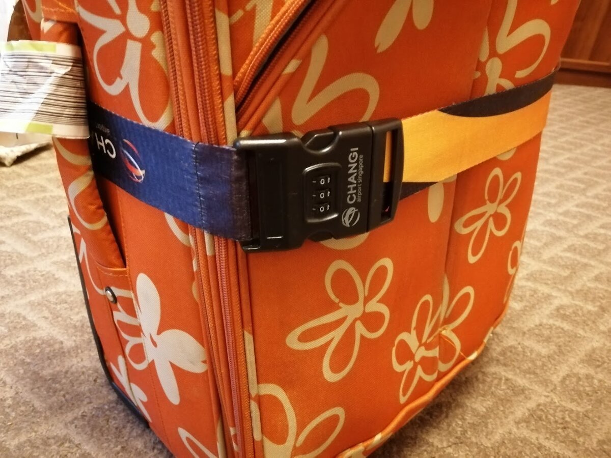 Ремень спасет, если чемодан сломается в дороге. Фото Света Давыдова