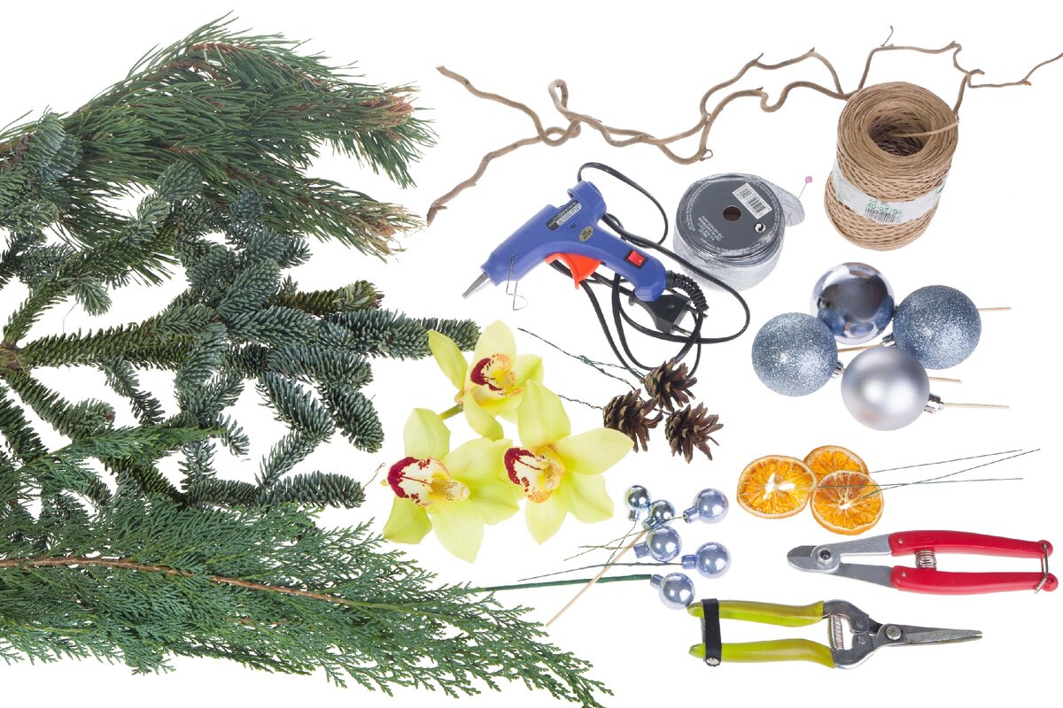 Вот наши заготовки и инструменты. Если нет секатора, можно пользоваться ножницами или ножом. К шарам, шишкам и долькам апельсина прикручиваем проволоку - усаживаем таким образом каждую часть нашего декора "на шпажку"