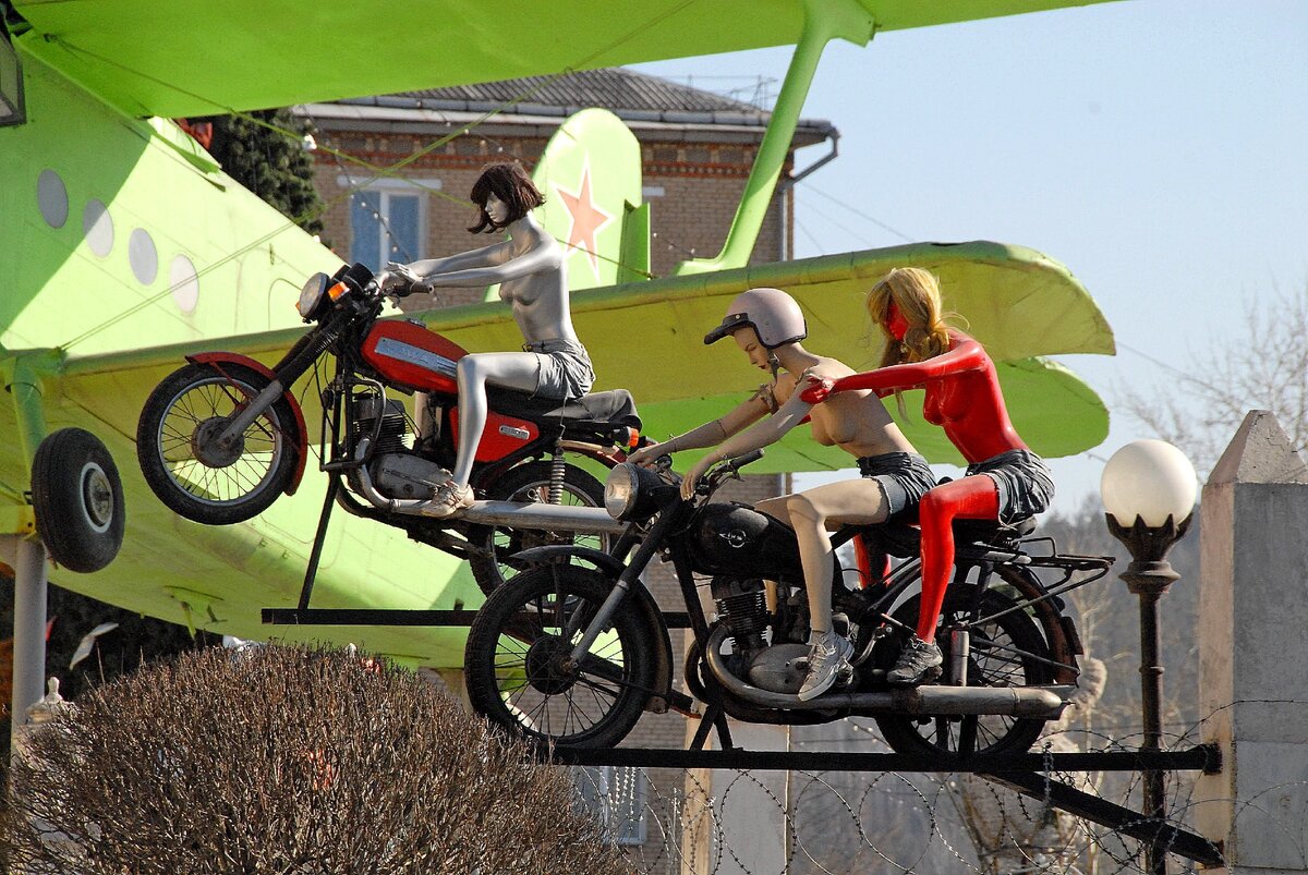 В Сатке все так плохо, что местным всадникам, вернее, всадницам апокалипсиса даже не хватило коней и вообще их всего трое.
