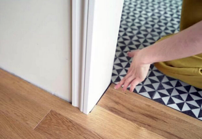 Стык напольного покрытия в дверном проеме. | Фото: Домоседы.