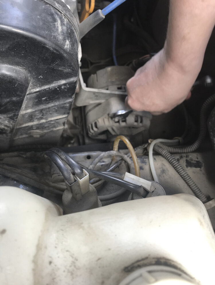 Ключом на 13 полностью откручиваем гайку крепления генератора