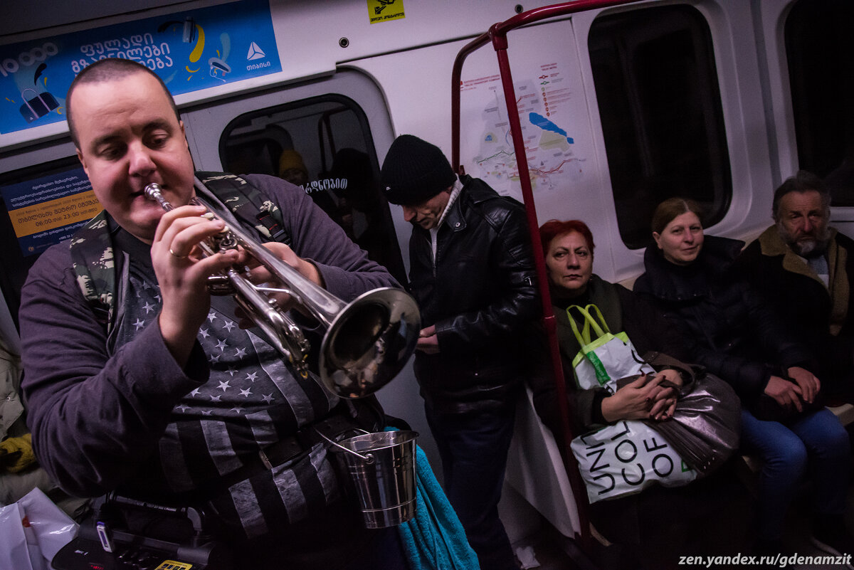Как знакомый успешный переводчик уехал в Грузию и играет в метро на трубе