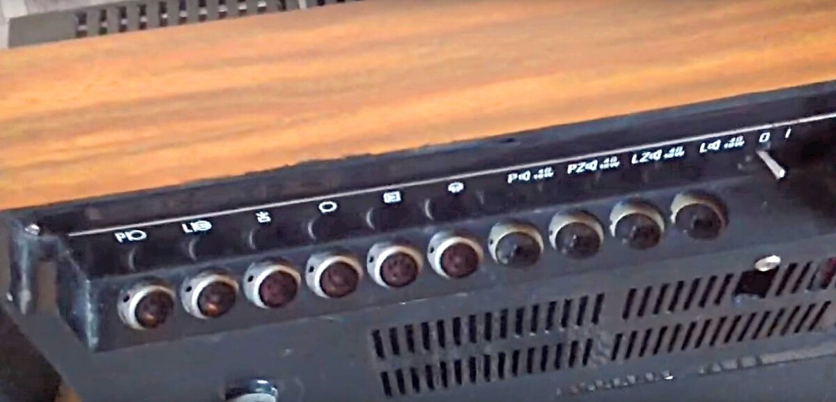 Tesla  B-73, входы и выходы крупным планом