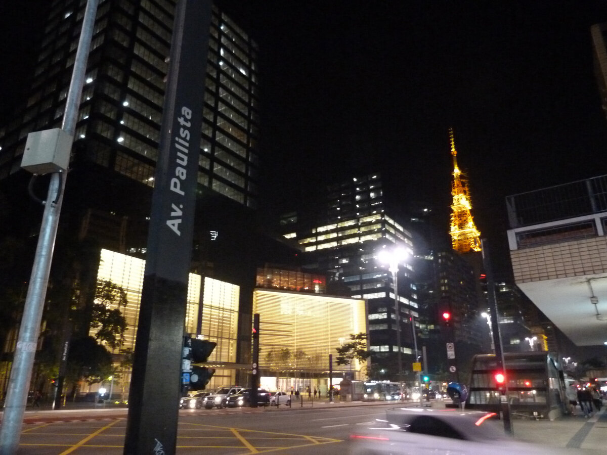 Ночная авенида Паулиста - главный проспект Сан-Паулу.