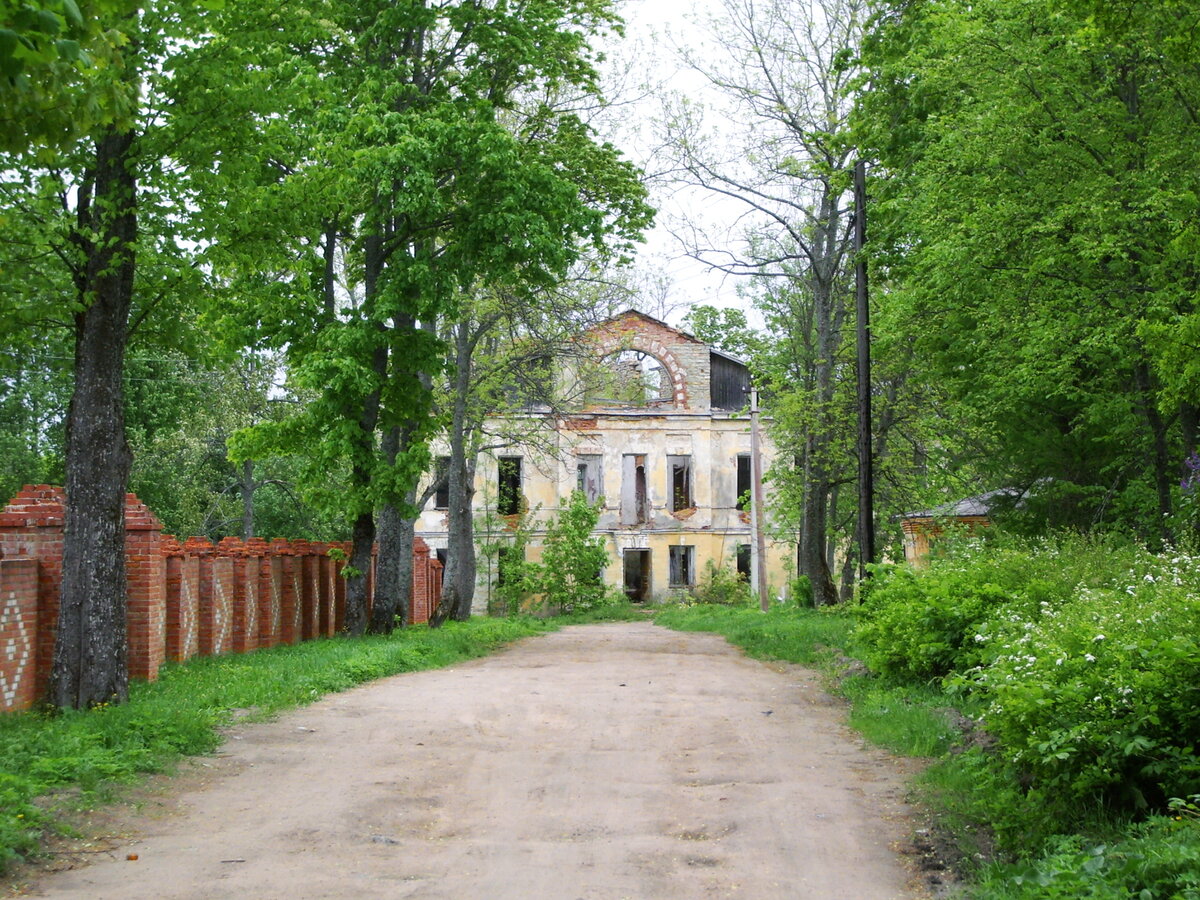 Дорога, ведущая к старым руинам радоновой лечебницы.