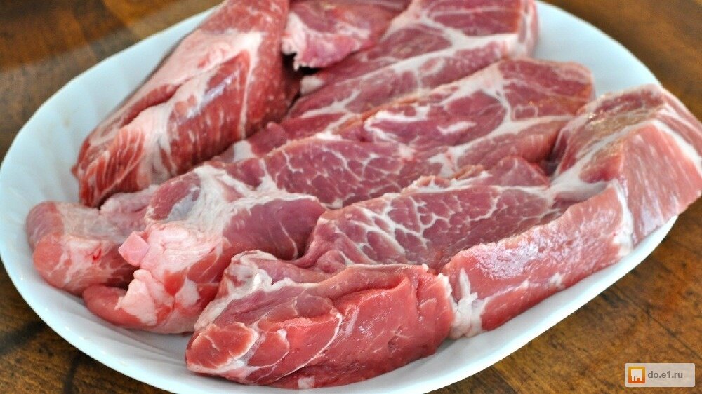 Свинина – излюбленная пища многих людей по всему миру. Она стоит дешевле других сортов мяса, легко поддается разделке и не вызывает хлопот во время приготовления. Почему же тогда крупнейшие религии мира возложили запрет на ее употребление? По какой причине все диетологи, как один, настоятельно рекомендуют отказаться от свиного мяса?  