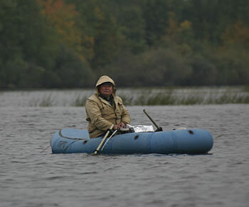 Сочетание этой приманки с поплавком нередко применяется в практике рыболова. Допустим, поднялся на водоеме приличный ветер. Из-за волны наживка начинает прыгать туда-сюда, что не очень привлекательно для рыбы. Заменяем крючок на мормышку – и наживка начинает играть.