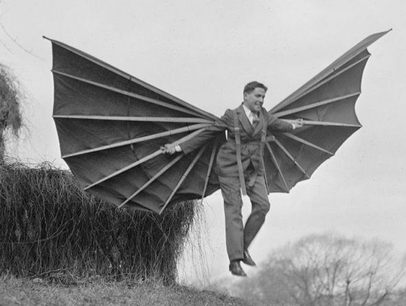 Человек с самодельными крыльями