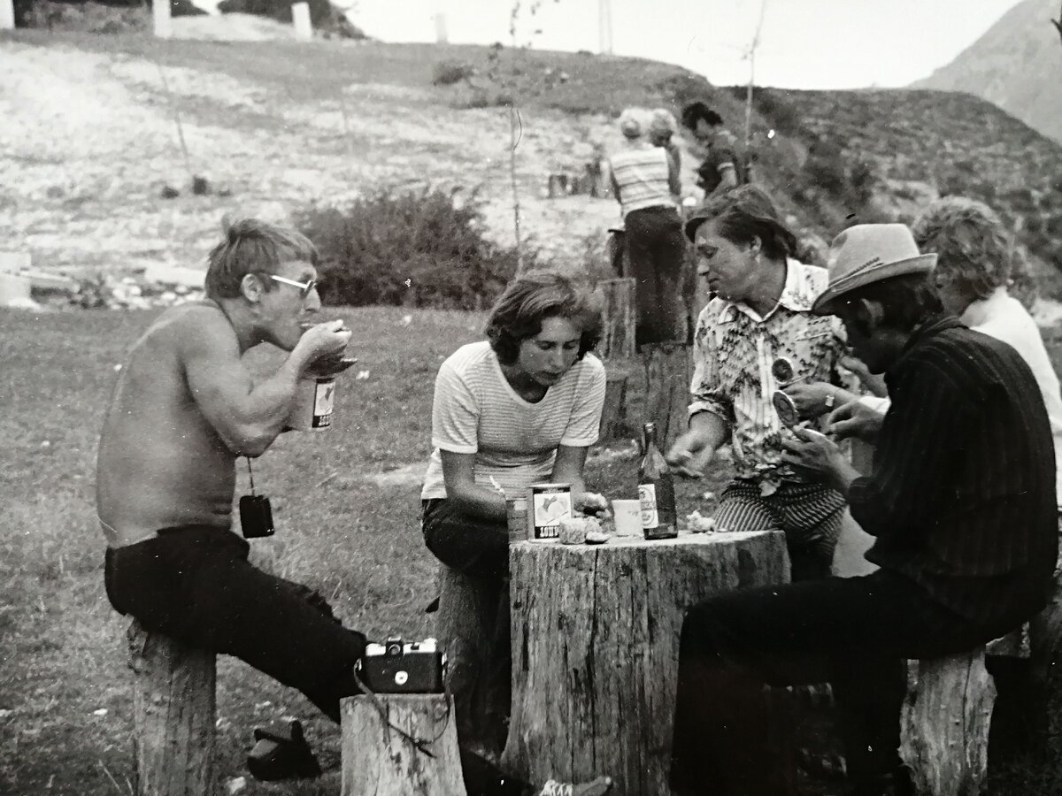 Перекус во время движения из Гуниба в Дербент. Июнь 1977 года.