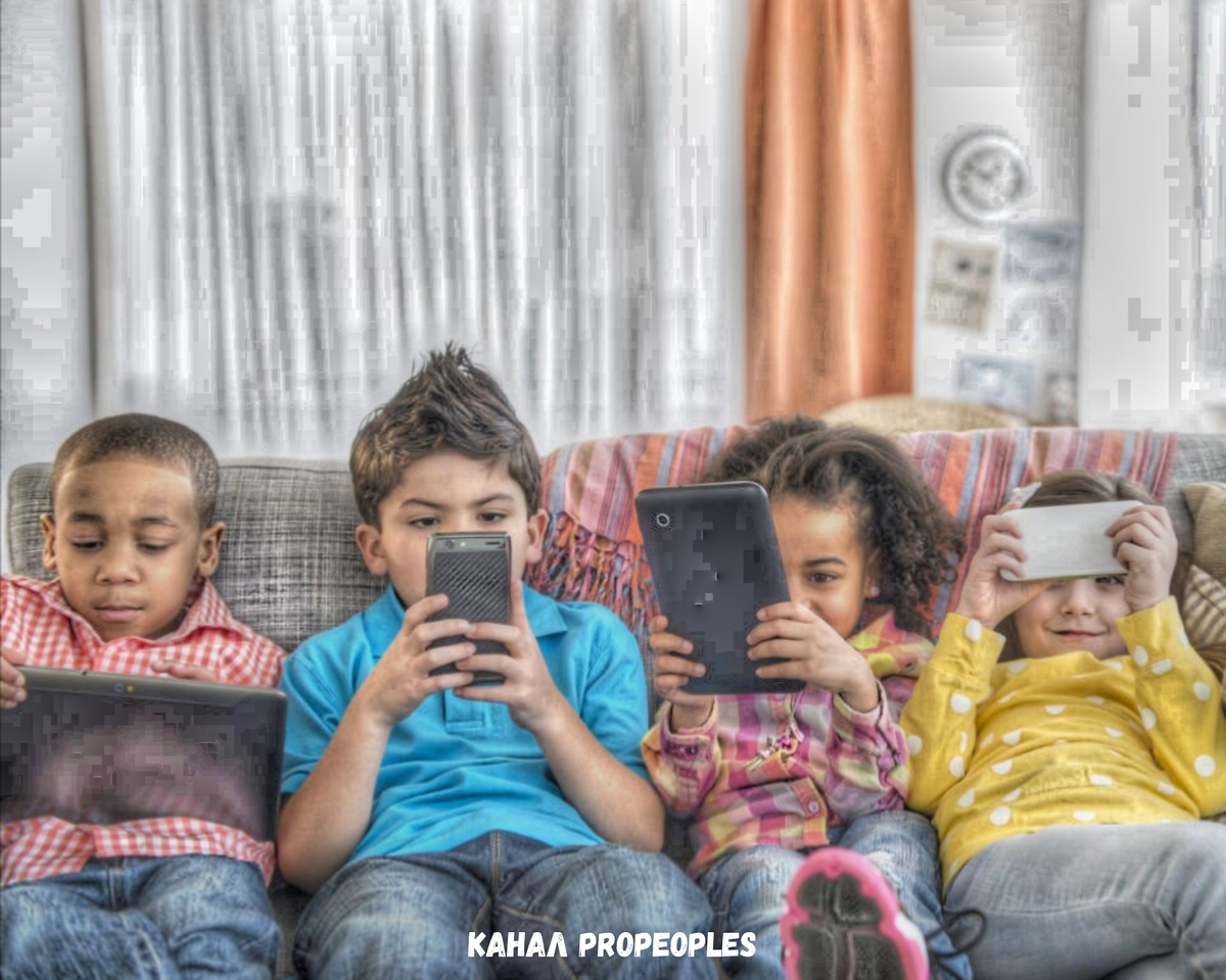 Современные дети с гаджетами.