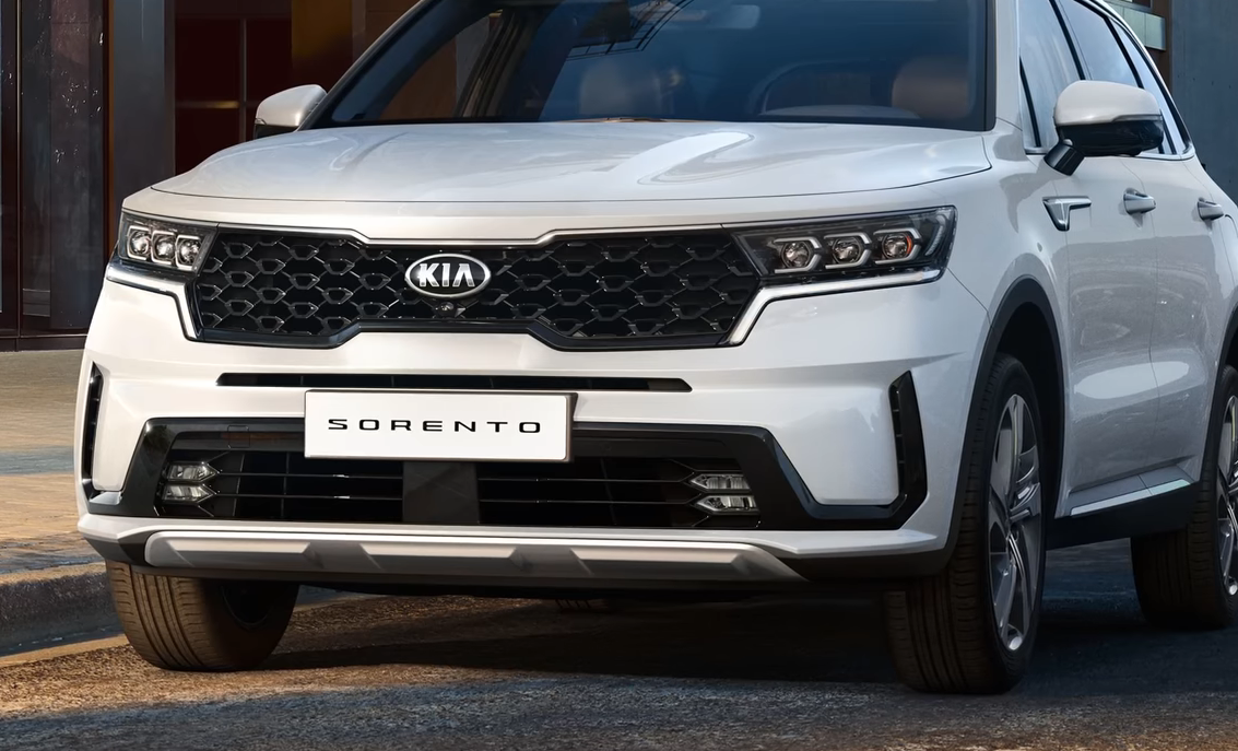 Новая радиаторная решетка, передняя оптика, бампер