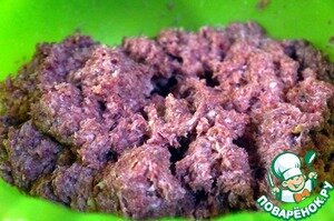 С батона срезать корку, мякоть мелко порвать и замочить в молоке. Мясо вместе с очищенными луком и чесноком пропустить через мясорубку с мелкой решеткой.
Смешать фарш с замоченным батоном, вбить яйцо, посолить, поперчить, перемешать – я это обычно делаю руками, выбить несколько раз о твердую поверхность, отставить – пусть придет в себя.