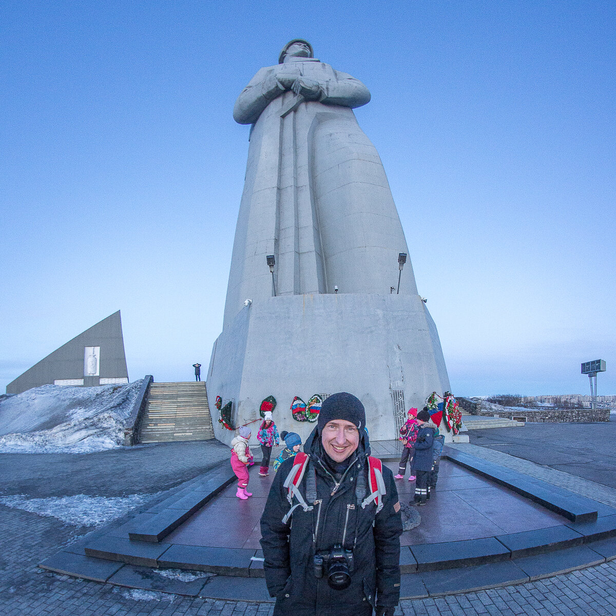 Высота в мурманске. Памятник защитникам Заполярья Мурманск. Памятник защитникам Заполярья Алеша. Мурманск мемориал защитникам советского Заполярья. Памятник Алеше в Мурманске.