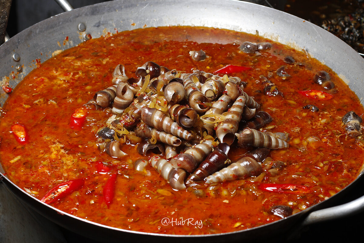 Отварные моллюски в остром томатном соусе.