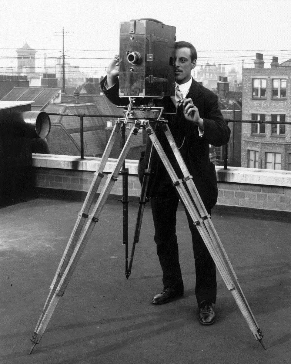 Кинокамера делает 32 снимка за 2. Братья Люмьер кинематограф. Киноаппарат братьев Люмьер. Первый фотоаппарат. Старая видеокамера.