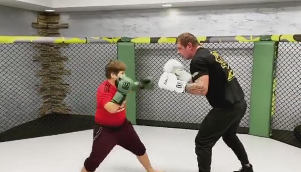 Тренировочный бой 8 букв. Сын Кадырова бокс. Спарринг Емельяненко Кадыров. Кадыров спарринг. Сын Кадырова ММА.