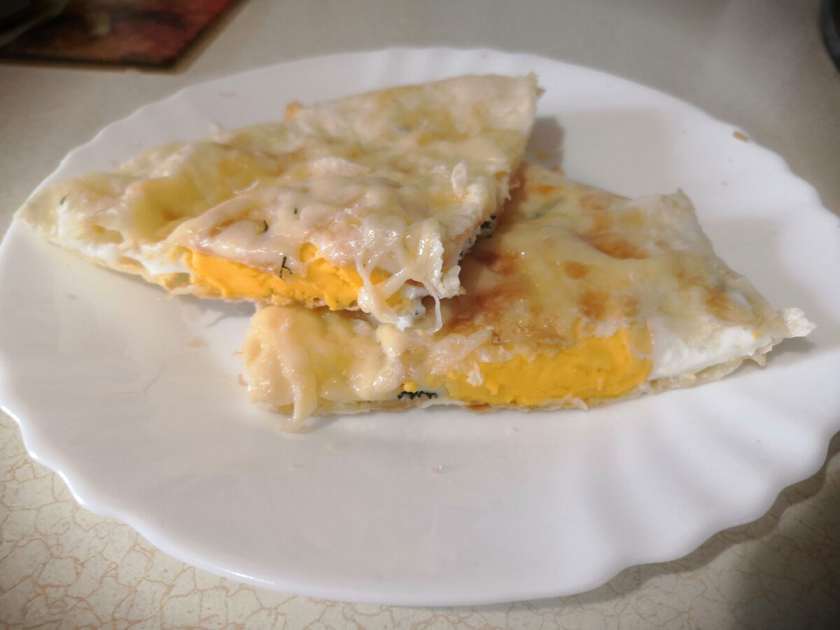ленивая пицца из лаваша на сковороде с яйцом и сыром и помидорами и колбасой рецепт фото 62