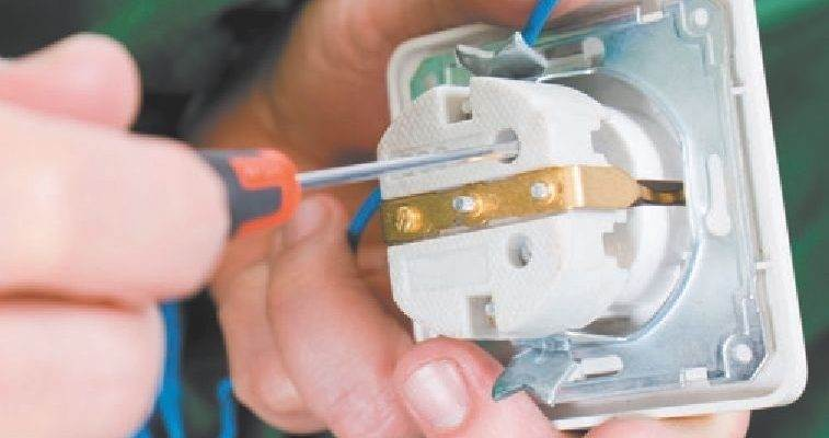 Розетки, как и любой другой элемент бытовой электросети, имеют определённый эксплуатационный ресурс. С течение времени требуется их замена на новые приборы, что необходимо в целях техники безопасности – во избежание короткого замыкания и поражения жильцов током. Перед тем, как провести розетку, нужно выбрать наиболее подходящую модель, отвечающую конкретным техническим требованиям.