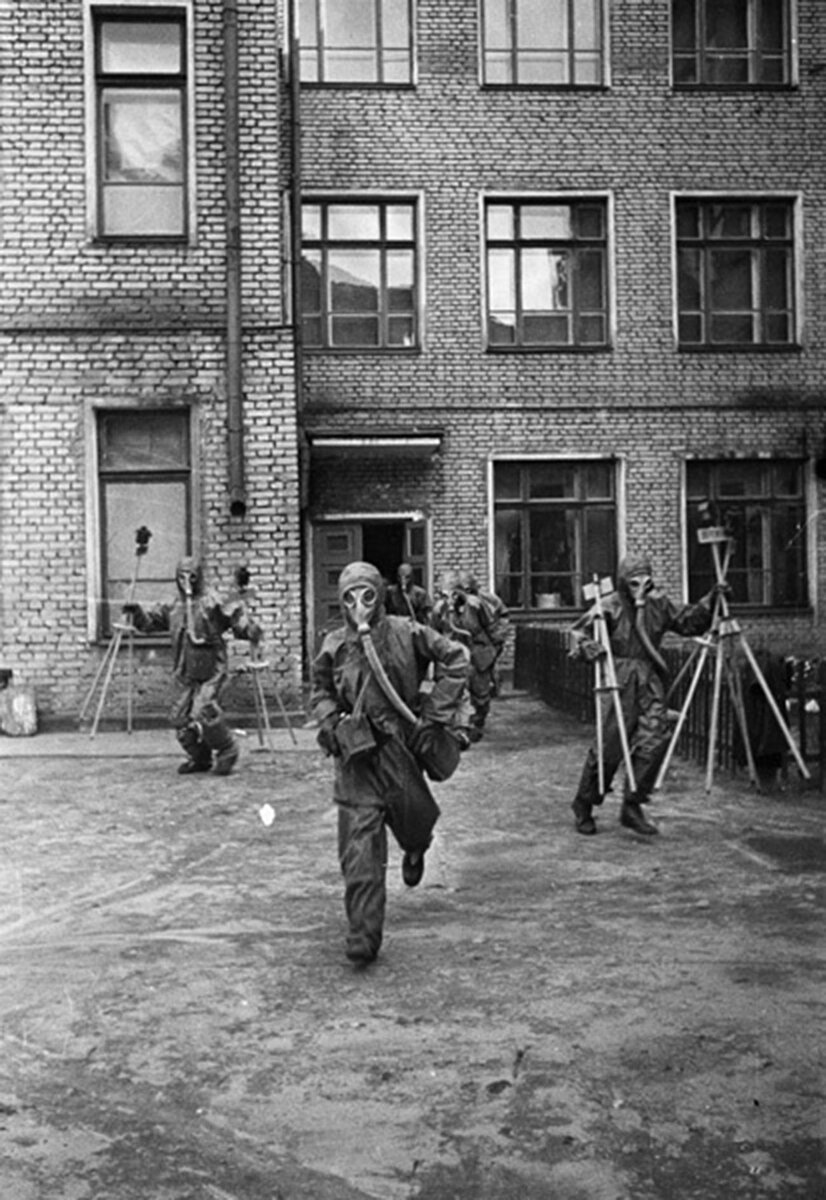 Подростки на уроках гражданской обороны.