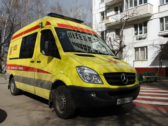 Причиной смерти пожилой женщины, которая умерла после того, социальные службы привезли ее к подъезду в Москве после обследования на коронавирус, стала острая сердечная недостаточность, сообщается на сайте департамента здравоохранения Москвы. Ранее сообщалось, что правоохранительные органы проводят проверку в связи со смертью москвички, которую социальные службы оставили на лавочке у дома в районе Марфино после того, как ее обследовали на коронавирус. Пациентка поступила в больницу с жалобами на слабость и повышенную температуру. Тест на коронавирус дал отрицательны результат.
Пациентку отвезли обратно на социальном такси, и оставили у подъезда. Но через некоторое время женщине стало плохо, и она умерла.
В сообщении департамента говорится, что помимо сердечной недостаточности в органах погибшей обнаружены изменения, связанные с чрезмерным употреблением алкоголя. «Пневмонии или других признаков инфекционного заболевания нет», - утверждают медики. В службах по факту случившегося также проводится внутренняя проверка.