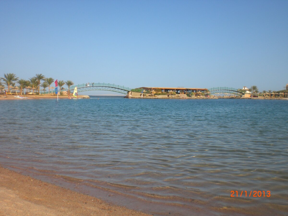 Отельный залив, за мостками впадающий в море