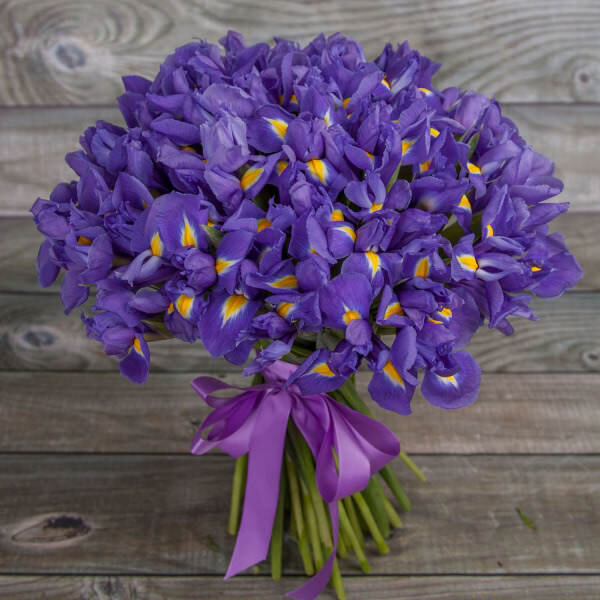 Не знаете, где можно купить цветы для голубоглазой девушки – в интернет-магазине «Парижанка» в Казани большой выбор очаровательных ирисов, дельфиниумов, хризантем, роз.