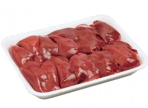     Говяжью печень очищаете от пленки. Поддев аккуратно край пленки с одной стороны, отделяйте ее резкими рывками от печени. Если этого не сделать, то печень в процессе готовки съежится и деформируется, а это помешает ей равномерно пропечься. Затем печень нарезаете порционными ломтиками. Лучше если они будет 1-2 см в ширину.   