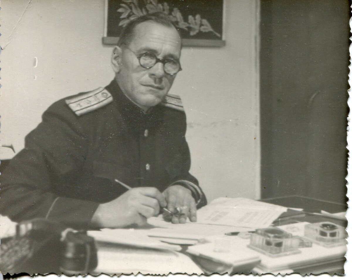 Отец Владимира не мог покинуть ответственный пост и остался в Москве