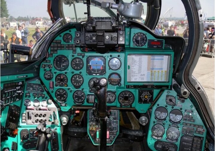 Кабина пилота вертолёта.