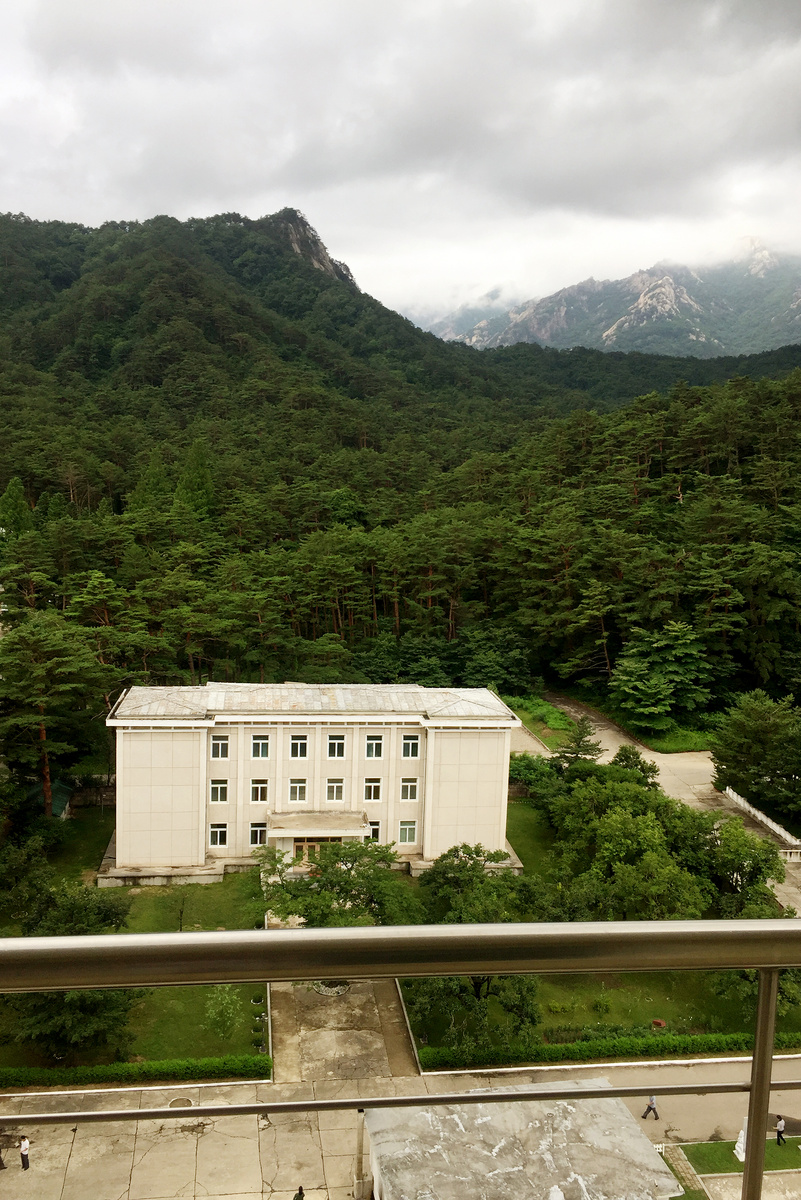 Вид на горы из нашего номера на 10 этаже отеля