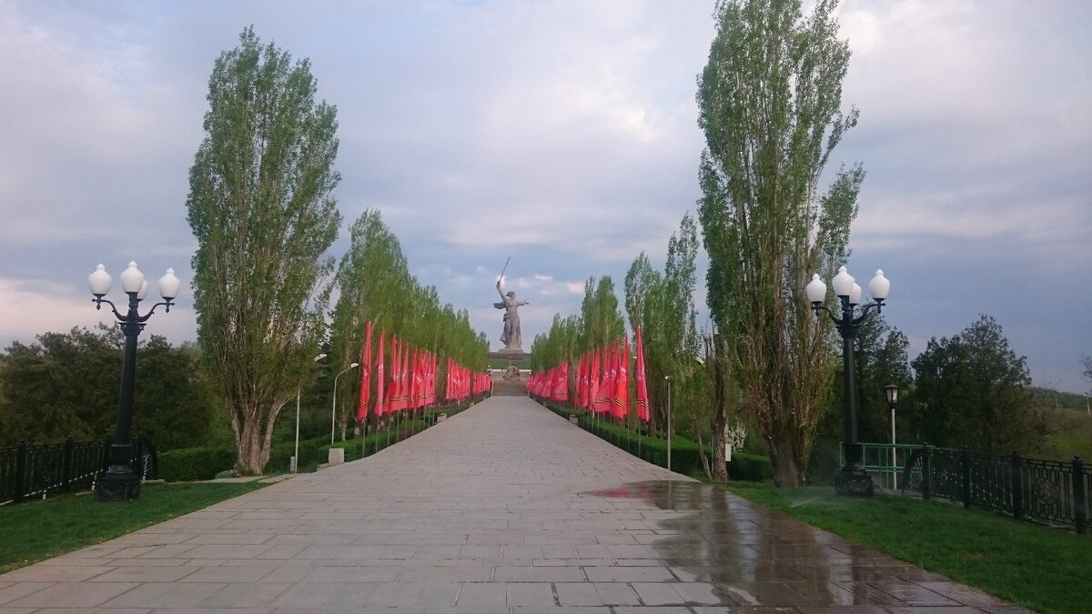 Аллея пирамидальных тополей. Мамаев курган (фото из личного архива автора)