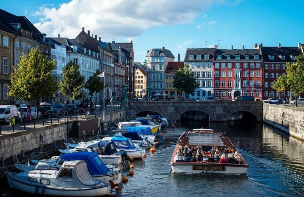 В солнечную погоду город напоминает антураж сказки