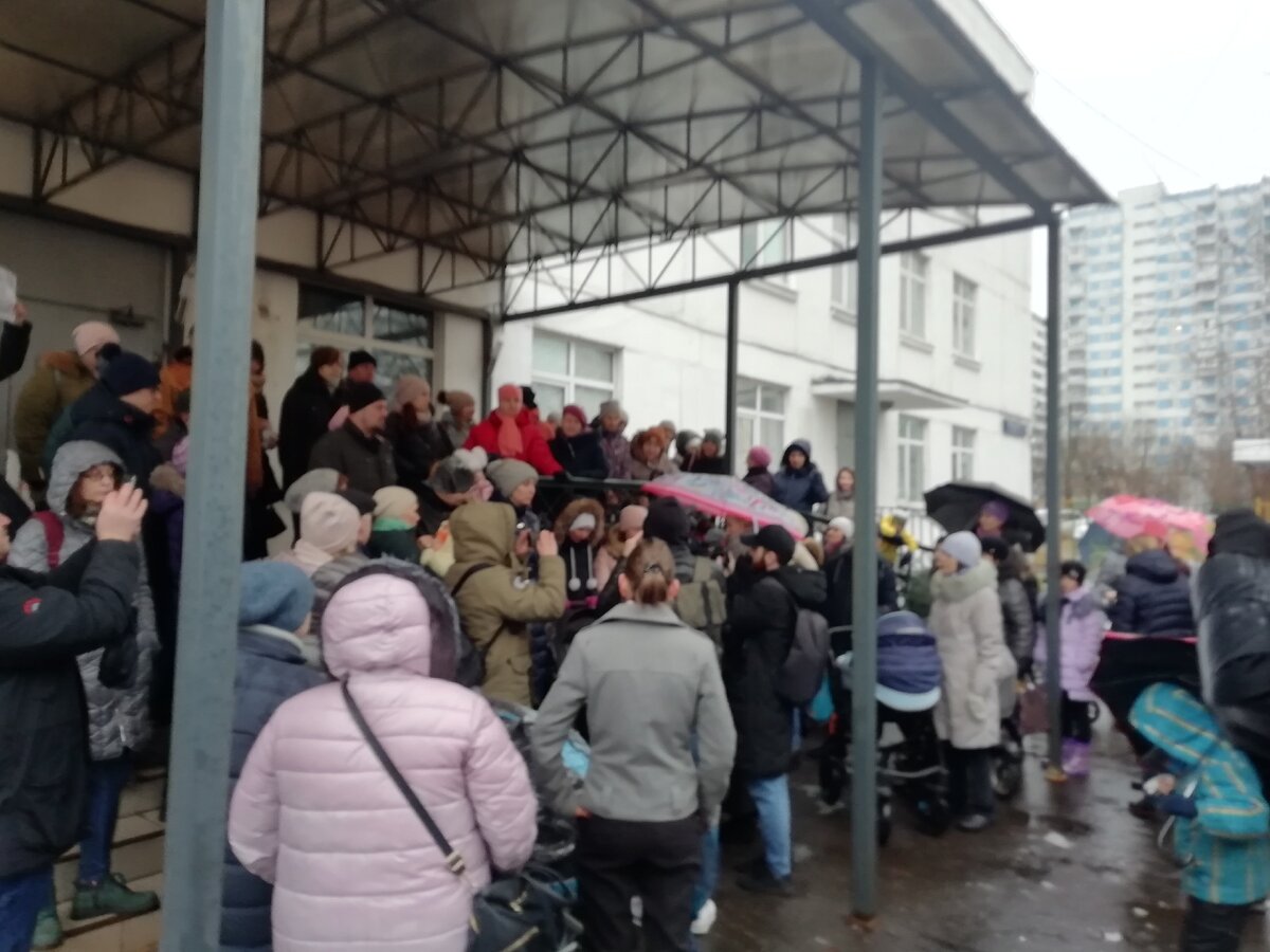 Жители Тропарево-Никулино против закрытия детской поликлиники по адресу Москва, проспект Вернадского 101к4. Из личного архива группы Против закрытия поликлиники