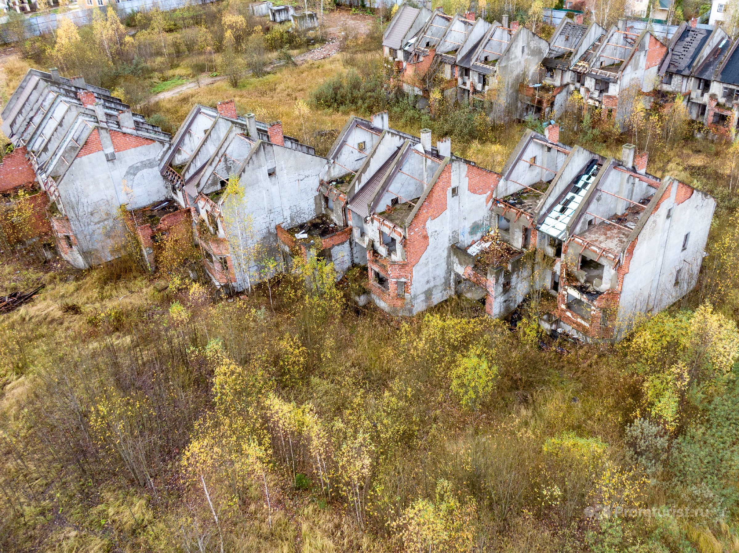 Заброшенные коттеджи бывшей элиты общества. 20 км от Москвы ???6