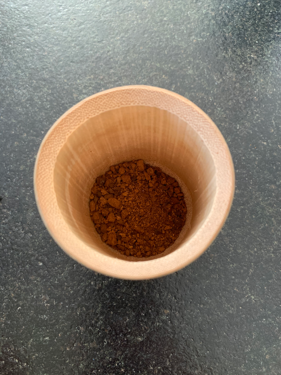 Добавили 1 чайную ложку в кружку. Я люблю пить её из бамбуковой кружки.