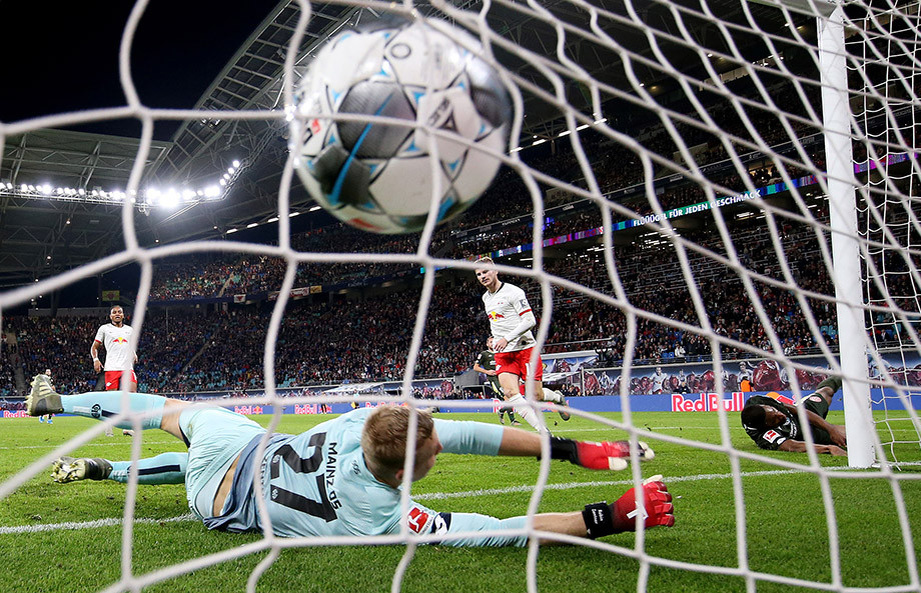 Немецкие команды не отсиживаются в обороне, стараются играть в атакующий фуктбол.