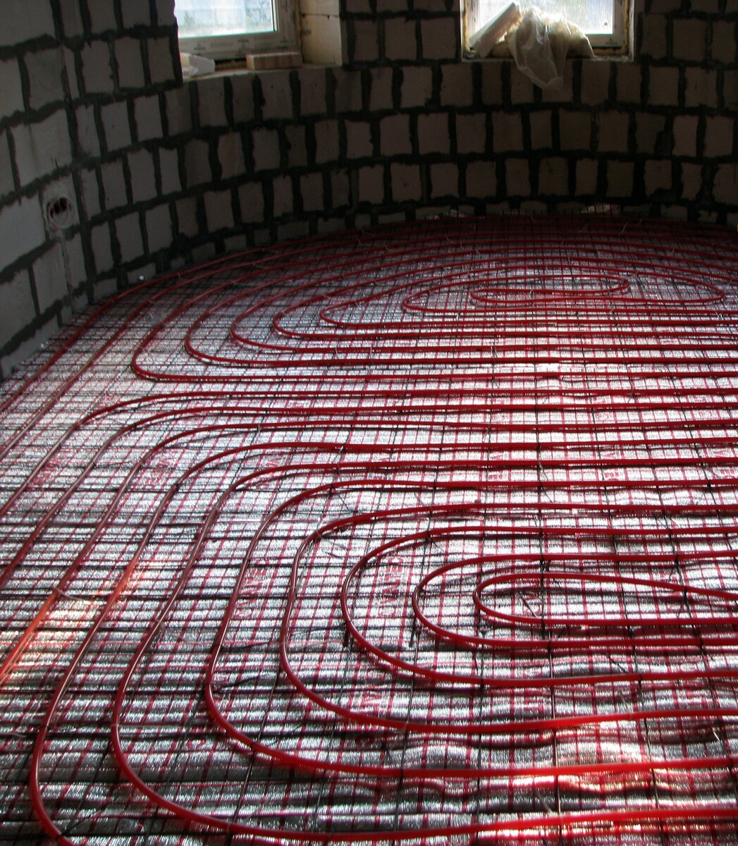 Теплый водяной пол с двумя контурами. Фото компании ООО «ТеплоДом»