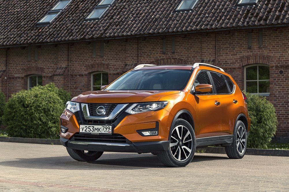 На 8 месте расположился Nissan X-Trail
Средний расход на 100 км: 5,3 литра 
Двигатель: дизельный 1.6 с турбонаддувом (130 л.с.)

Минимальная стоимость: от 2 135 000 рублей
Один из немногих, если ни сказать единственный японский кроссовер масс-сегмента, который поставляется в Россию с дизельным двигателем. 
Несмотря на скромный объем в 1.6 литра, мотор выдает очень приличные 320 Нм момента, что вместе с удачной механической коробкой передач позволяет крупному полноприводному "Ниссану" сохранять приличную динамику и очень высокую экономичность. Одна беда: эта же самая "механика" при цене машины за два миллиона отпугивает покупателей, поскольку выбрать дизель с автоматом для X-Trail невозможно.