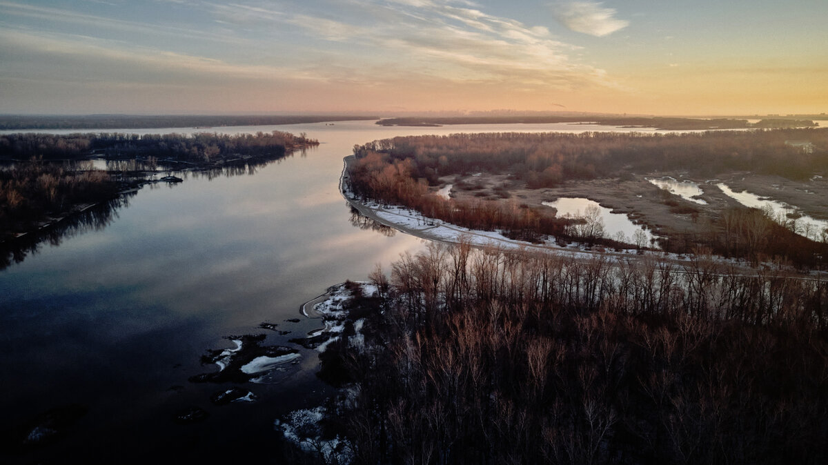 Вид на Волгу с высоты птичьего полета в половине девятого утра