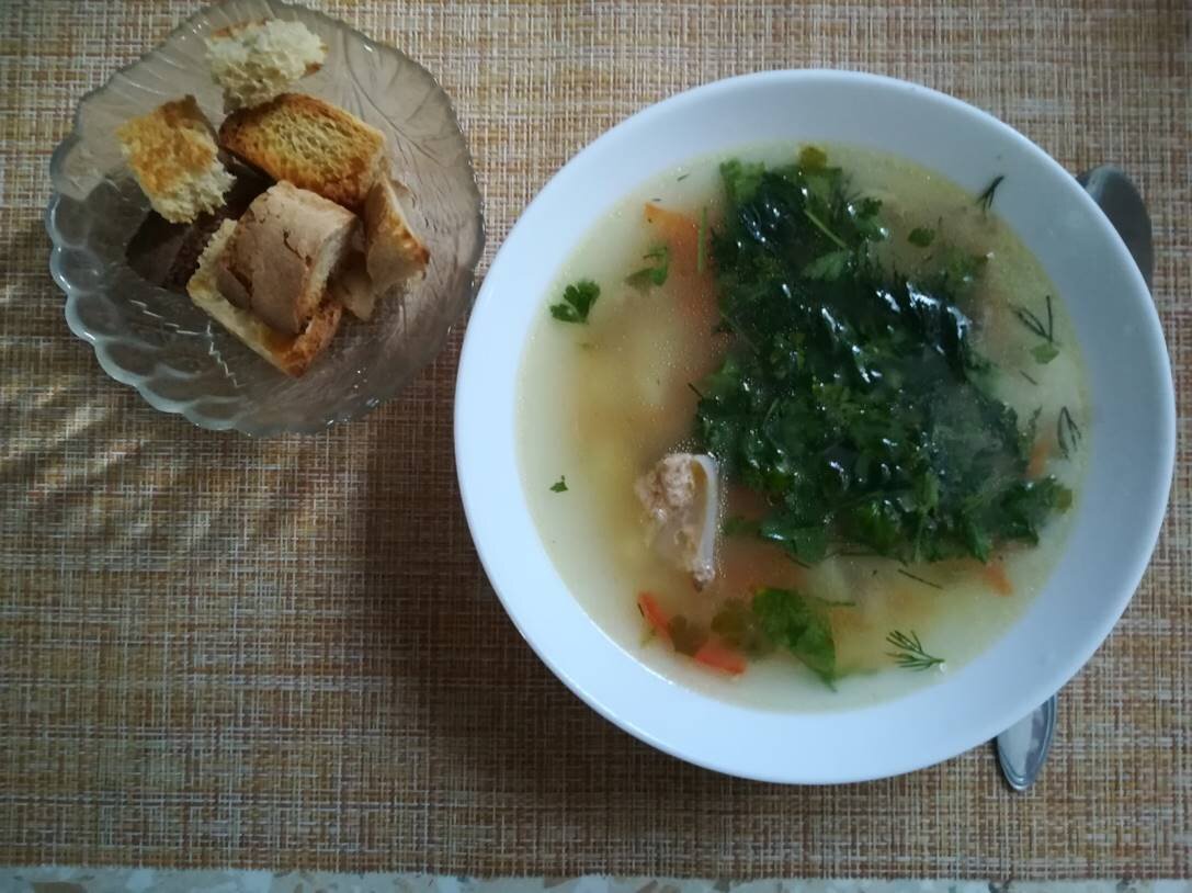 суп с зеленью и сухариками