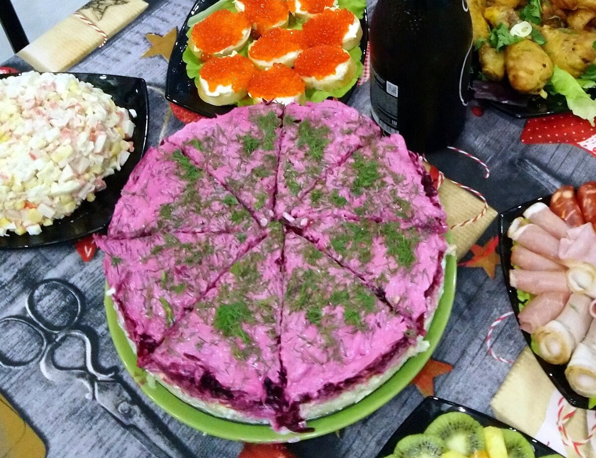 2020 Новый год. Наш стол с любимой селедкой под шубой, которую муж терпеть не может🙈, а я обожаю!😋