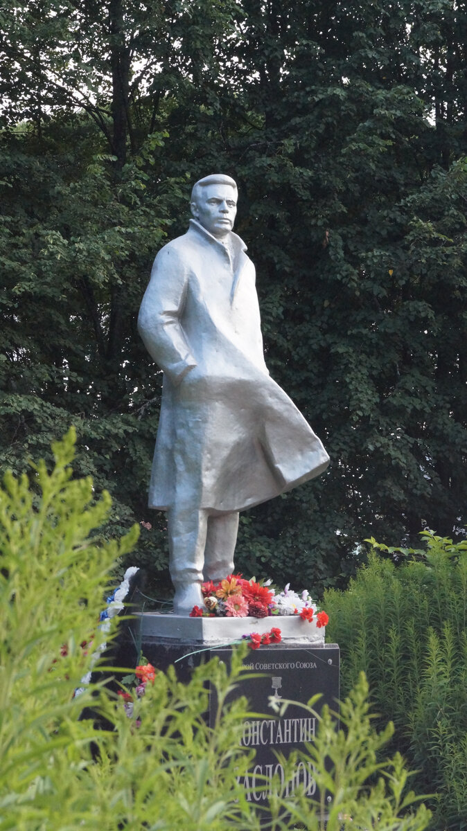 Памятник Константину Сергеевичу Заслонову на привокзальной площади в г.Осташков. Фото: Алексей Алексеев