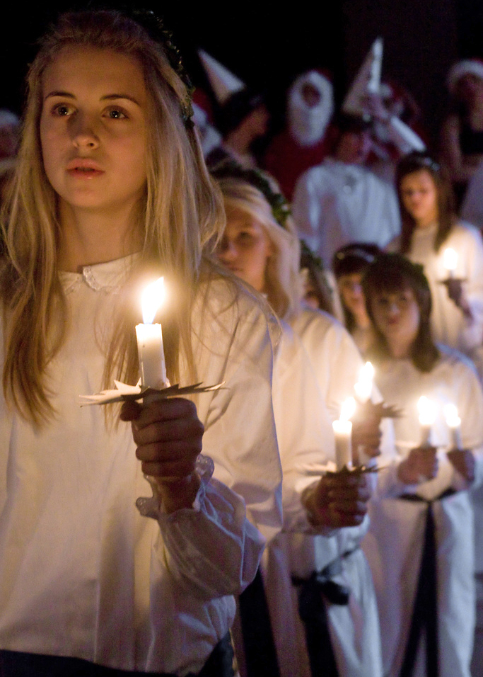 Фото: Fredrik Magnusson - Lucia Saint Lucy's Day (Lucia) procession. Sweden, 2007.