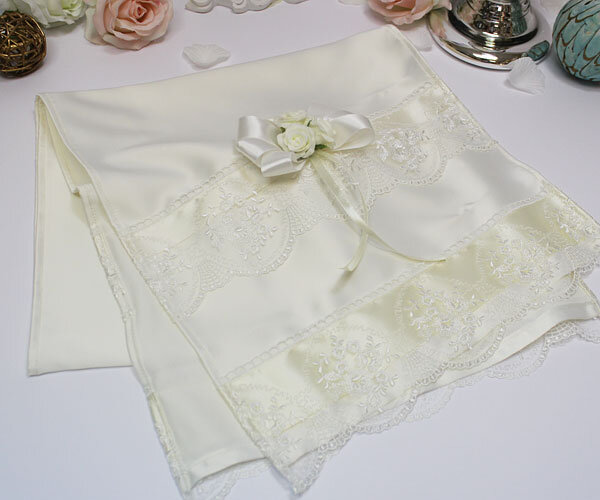 Атласный рушник для встречи молодоженов. Можно использовать для венчания. 