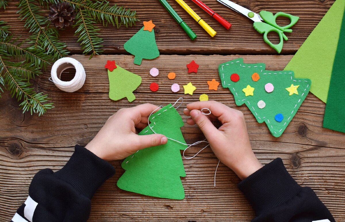 Making christmas. Семья делает украшение на елку своими руками. Christmas Toy to make with your own hands. With your own hands. Creative decorations with your own hands for the New year 9:16.