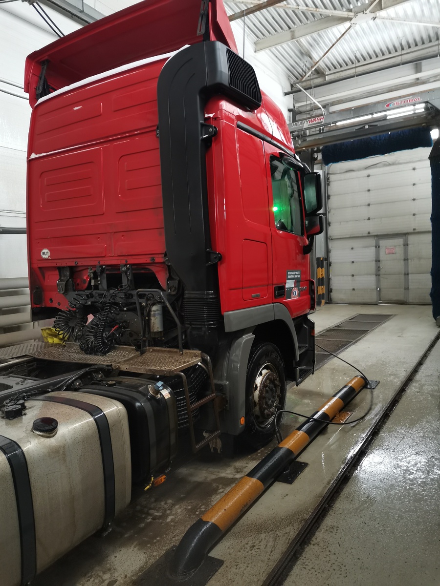 Особое внимание правой стороне